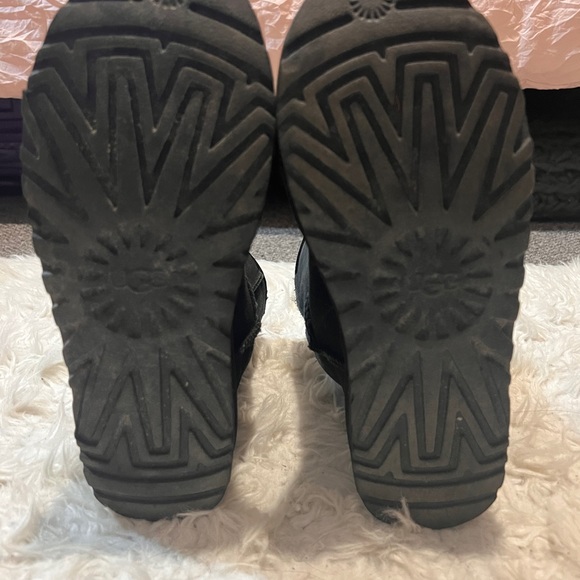 UGG CLASSIC SHORT II SIZE 8 WOMENS BLACK - Picture 3 of 9